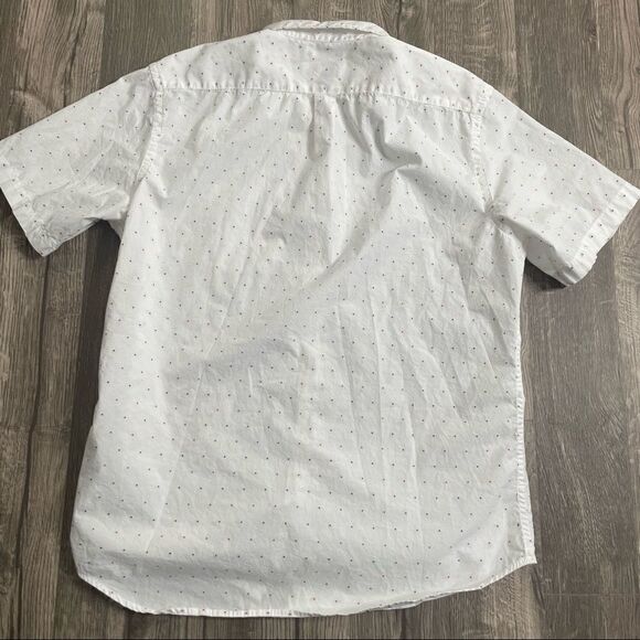 2/$20 Old Navy Short Sleeved Slim Fit The Classic Shirt in Robbired - Picture 6 of 7